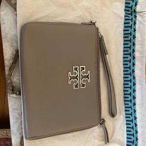 Good condition tory Burch wristlet